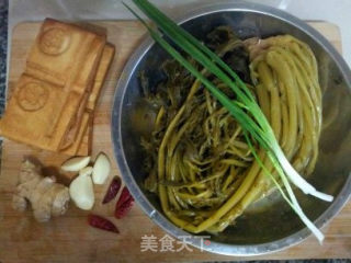 酸菜香干的做法步骤：1