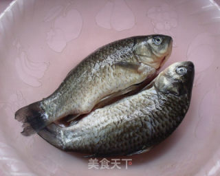 家常鲫鱼的做法步骤：1