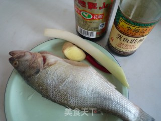 清蒸鲈鱼的做法步骤：1