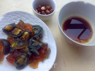 宫保皮蛋的做法步骤：1