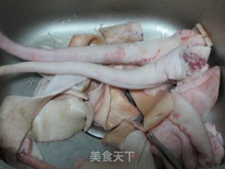 【滋润养颜，治鼻衄】炖猪尾巴的做法步骤：1