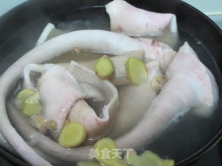 【滋润养颜，治鼻衄】炖猪尾巴的做法步骤：2