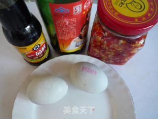 剁椒皮蛋的做法步骤：1