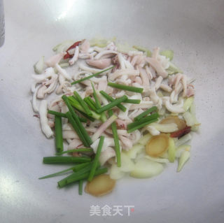 辣得好滋味《葱爆小管》的做法步骤：7