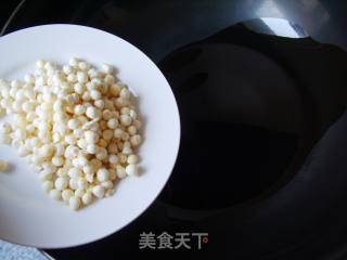 清炒鸡头米的做法步骤：2