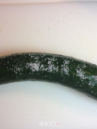 涼拌蒜辣黃瓜【傳統的家常涼拌】新鮮嚐的做法步骤：2