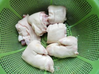 红烧猪蹄的做法步骤：1