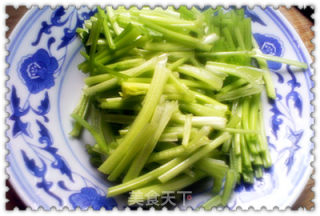 芹菜炒香干的做法步骤：1