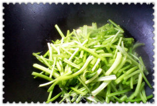 芹菜炒香干的做法步骤：5