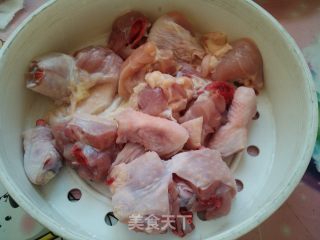 土豆烧鸡腿的做法步骤：1
