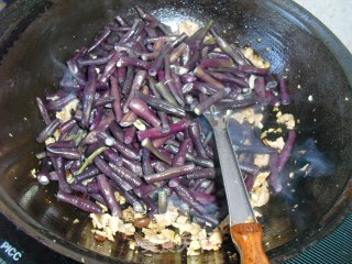 肉丝炒紫豆角的做法步骤：6
