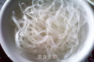 酸辣宽粉的做法步骤：1