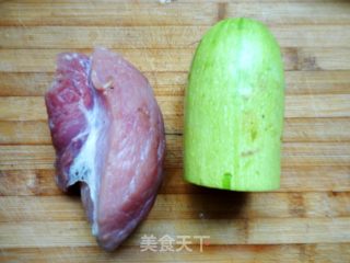 美味家常小炒之------西葫芦炒肉片的做法步骤：1