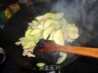 美味家常小炒之------西葫芦炒肉片的做法步骤：7