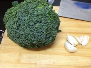 蒜香西兰花的做法步骤：1