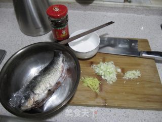 老干妈烧鲫鱼的做法步骤：1