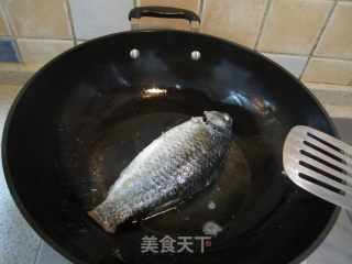 老干妈烧鲫鱼的做法步骤：2