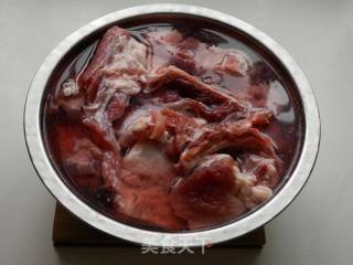 大骨炖榛蘑的做法步骤：1