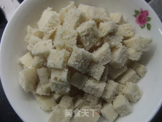 炒馒头丁的做法步骤：3