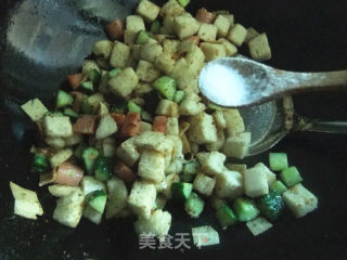 炒馒头丁的做法步骤：7