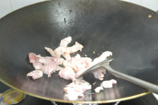 香竽腐竹焖五花肉的做法步骤：2