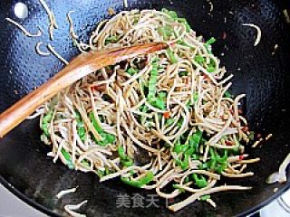 双椒豆腐丝的做法步骤：9