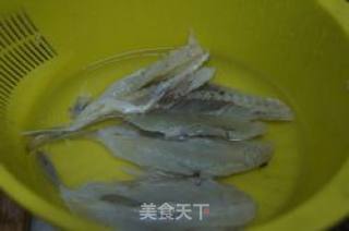 青椒炒咸鱼干的做法步骤：2