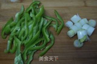 青椒炒咸鱼干的做法步骤：3