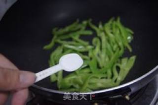 青椒炒咸鱼干的做法步骤：7