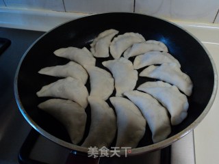 鸡蛋煎饺改良版--------新鲜的饺子做更好吃的做法步骤：4