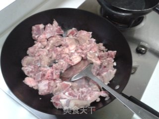 胡萝卜烧排骨的做法步骤：1