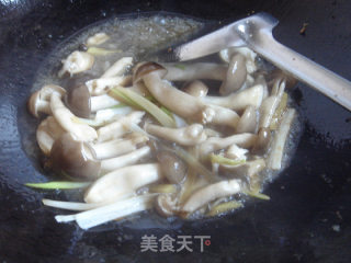 素炒蟹味菇的做法步骤：7
