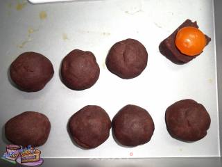 蛋黄酥的做法步骤：2