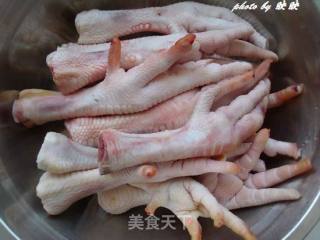 剁椒凤爪的做法步骤：1