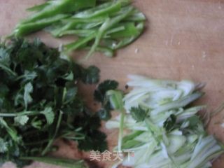 香菜炒豆腐的做法步骤：2