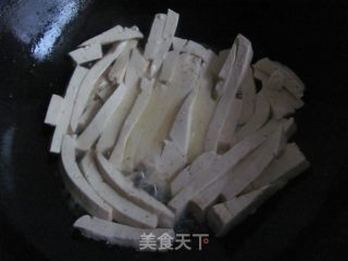 香菜炒豆腐的做法步骤：3
