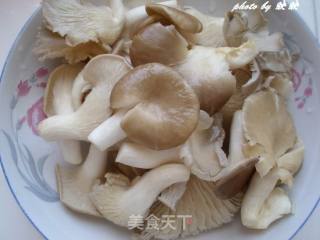 平菇豆腐烧肉的做法步骤：1