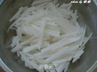 酸酸辣辣我的最爱——辣白菜炒白萝卜丝的做法步骤：1