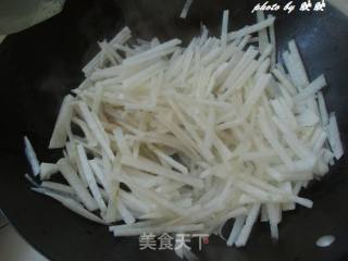 酸酸辣辣我的最爱——辣白菜炒白萝卜丝的做法步骤：4