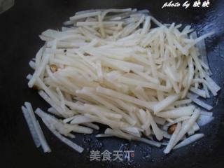 酸酸辣辣我的最爱——辣白菜炒白萝卜丝的做法步骤：5