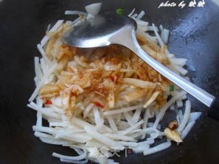 酸酸辣辣我的最爱——辣白菜炒白萝卜丝的做法步骤：6