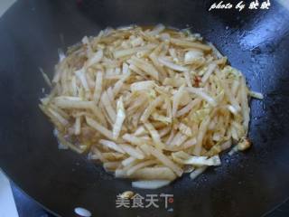 酸酸辣辣我的最爱——辣白菜炒白萝卜丝的做法步骤：7