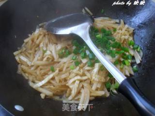 酸酸辣辣我的最爱——辣白菜炒白萝卜丝的做法步骤：8