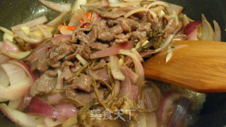 茶树菇炒嫩牛肉的做法步骤：11