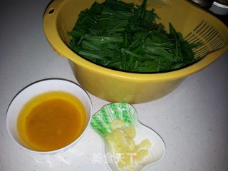 蒜蓉炒韭菜的做法步骤：1