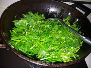 蒜蓉炒韭菜的做法步骤：3