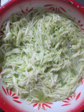 西葫芦蛋饺的做法步骤：2