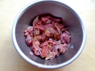 酱炒：酱炒野猪肉的做法步骤：1
