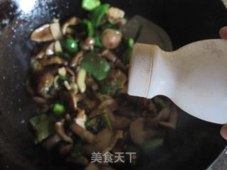 小白菜炒黏蘑的做法步骤：8