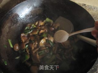 小白菜炒黏蘑的做法步骤：11